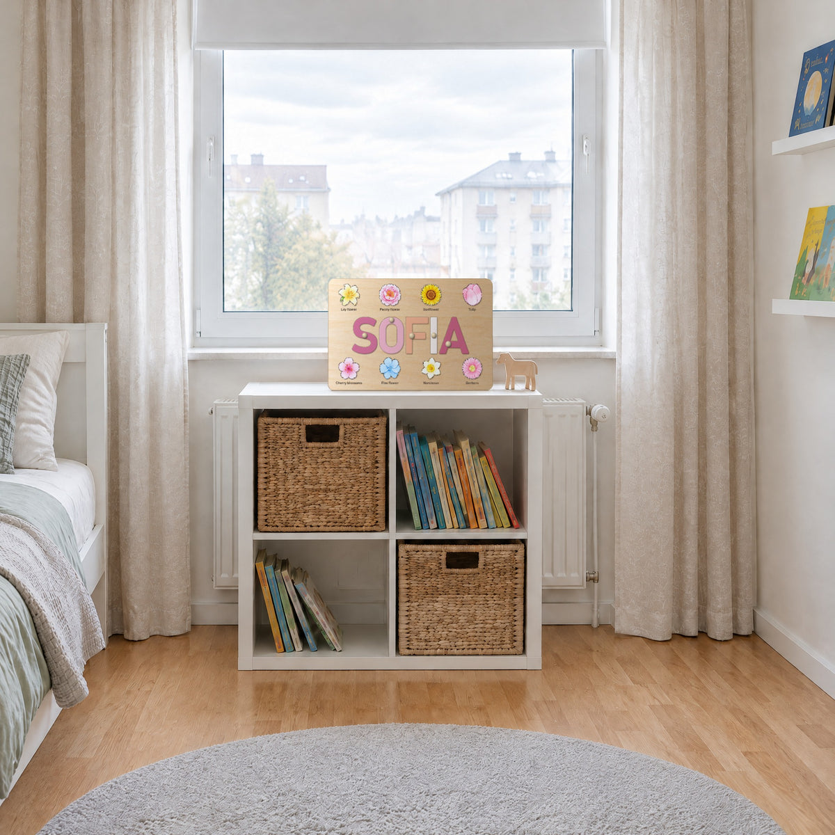 Namnpusslet står på en hylla i ett barnrum